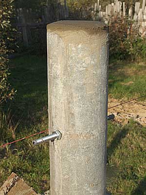 Заполненный бетоном столб