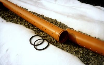 Укладка перфорированных дренажных труб