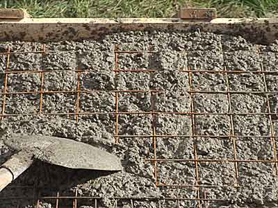 Укладка арматурной сетки в верхний слой бетона
