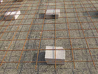 Армирование нижнего слоя бетонной отливки
