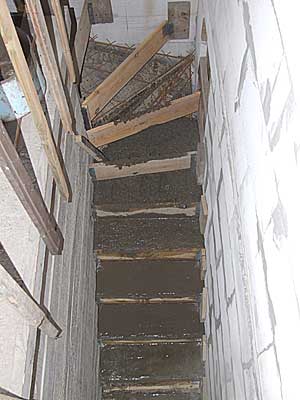 Бетонирование лестницы в подвал