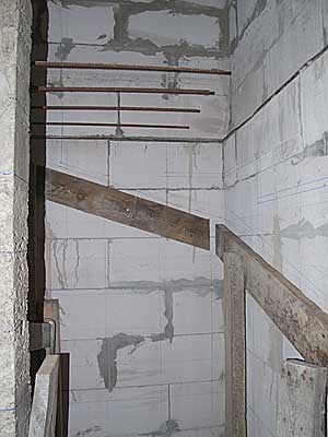 Нижние направляющие для опалубки лестницы